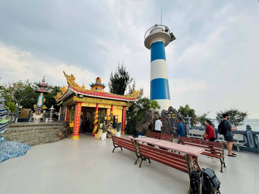 Perched beside Dinh Cau Temple, Dinh Cau Lighthouse offers sweeping views of Duong Dong’s coast and fishing port 